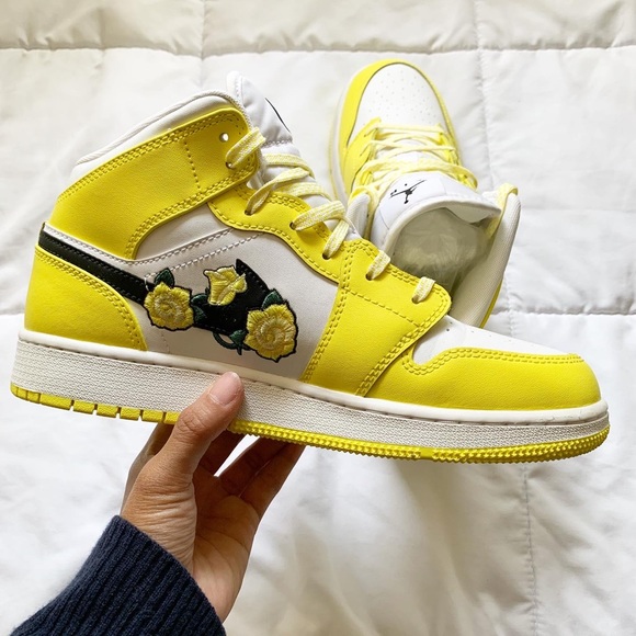 Jordan 1s Mid Dynamic Yellow - Picture 5 of 5